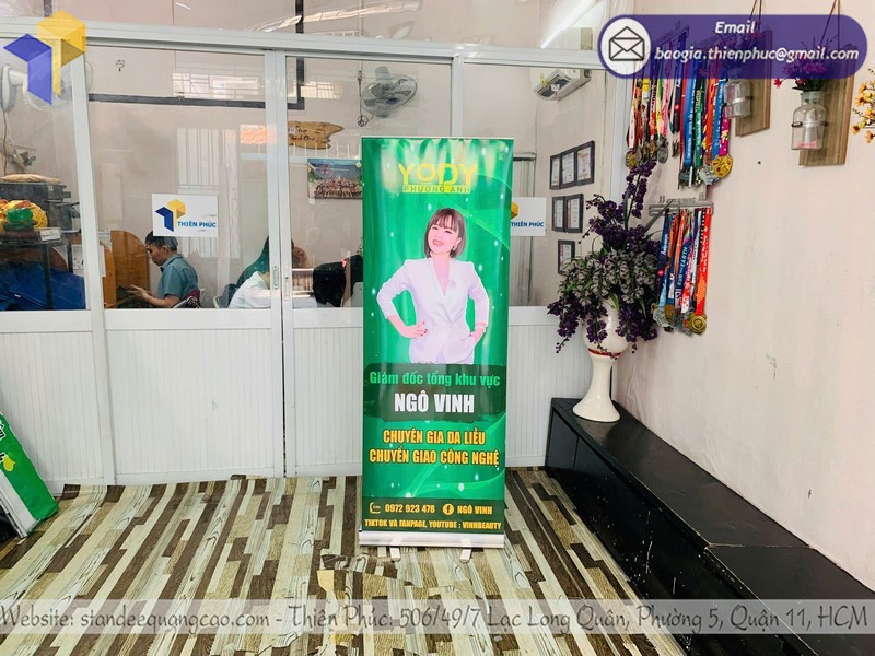 Ưu điểm nổi bật của standee đế sắt căng bạt Thiên Phúc